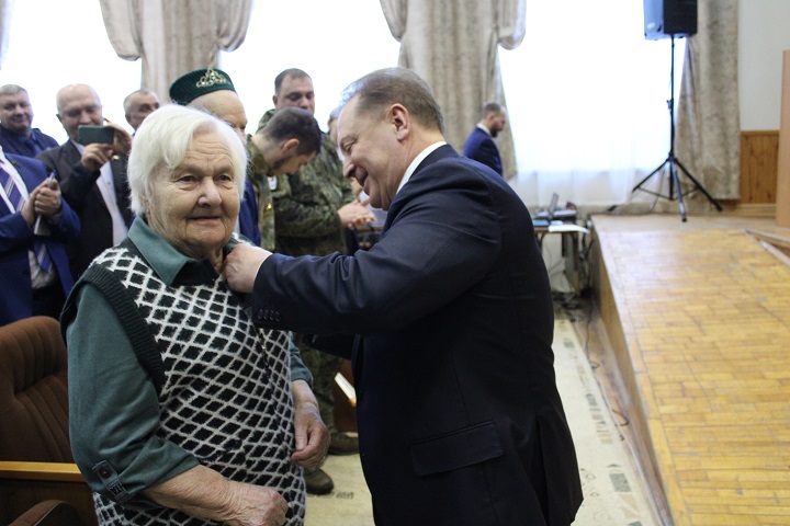 На отчетном заседании Совета Новошешминского района труженикам тыла района были вручены юбилейные медали “80 лет Победы в Великой Отечственной войне”